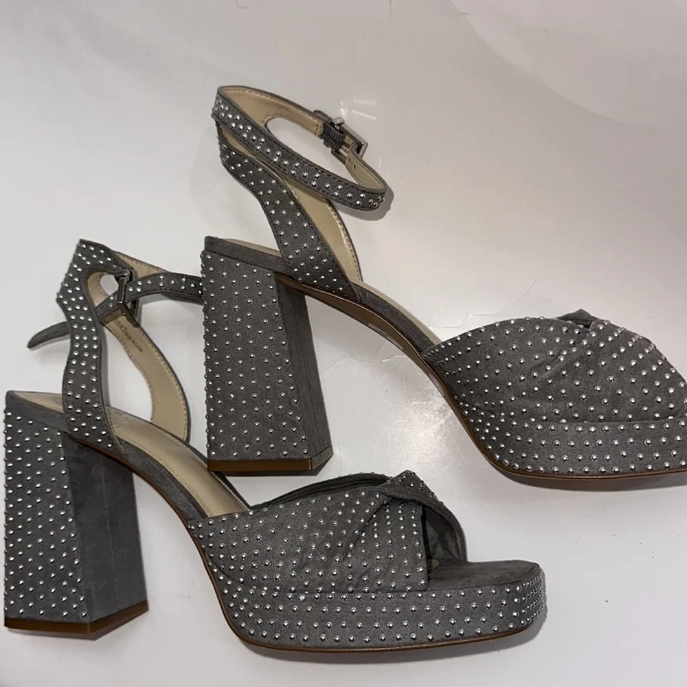 NWT VINCE CAMUTO PEDRANA PLATFORM SANDAL Size 11 color Sleet